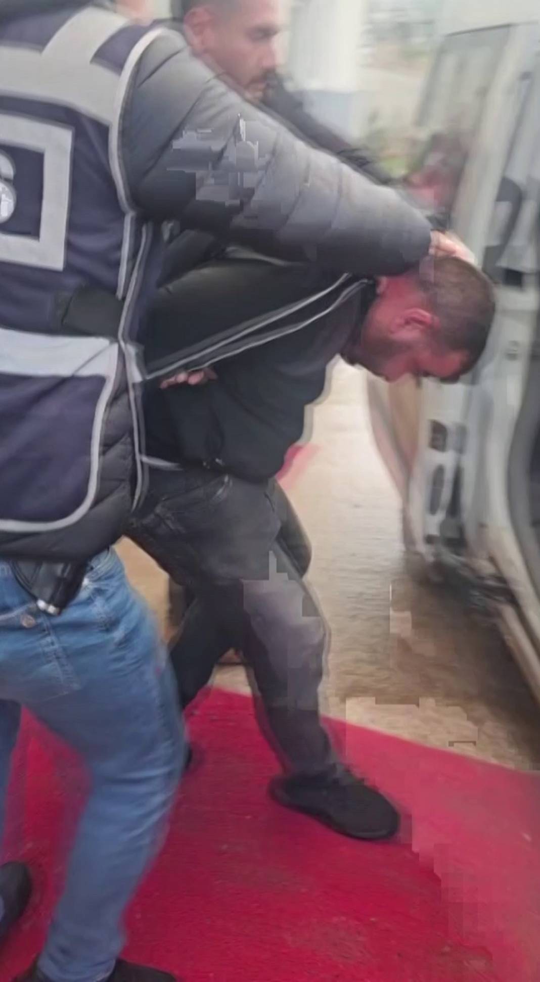 Dayısı dövüp diri diri toprağa gömmüştü: Baba, çocuğunu bulan görevliyi alnından öptü 9